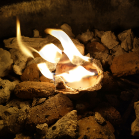 Baka bröd över öppen eld